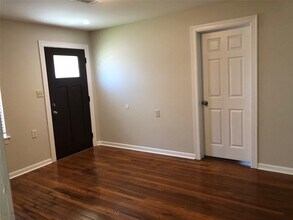 5716 Robertson St in Houston, TX - Foto de edificio - Building Photo