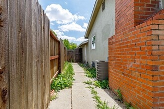 631 Morada Ln in Stockton, CA - Building Photo - Building Photo
