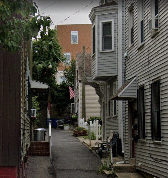 12 Cheever Ct, Unit 3 in Boston, MA - Building Photo
