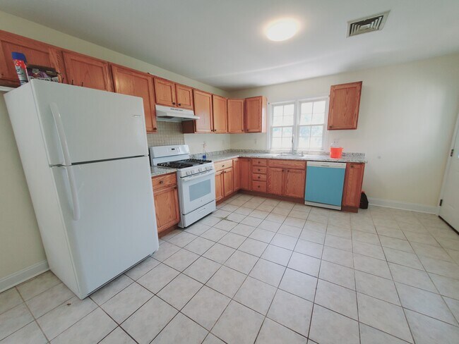 35 Woodrow St, Unit 2 in Stamford, CT - Building Photo - Building Photo