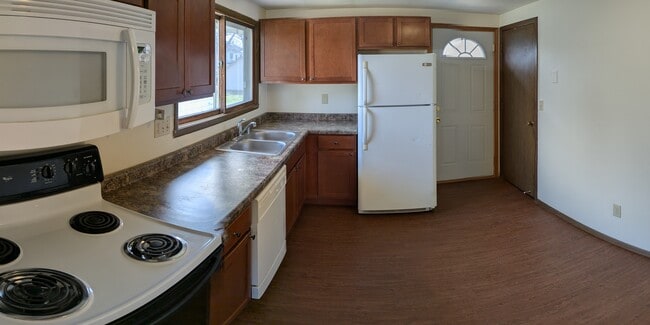 110-112-112 W Grant St in Lake Mills, WI - Building Photo - Building Photo