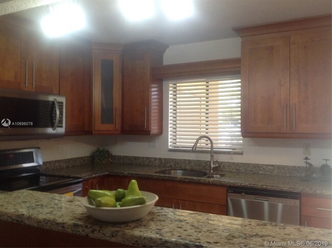 153 Lakeview Dr-Unit -104 in Weston, FL - Building Photo - Building Photo