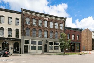 106 W Summit Hill Dr SW, Unit 302 in Knoxville, TN - Building Photo