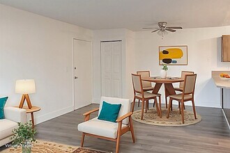 Madera Court Apartments in Wood Village, OR - Foto de edificio - Building Photo