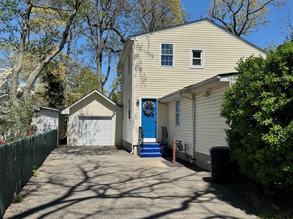 27 Columbia Ave in East Rockaway, NY - Building Photo