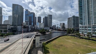 350 S Miami Ave, Unit 707 in Miami, FL - Foto de edificio - Building Photo