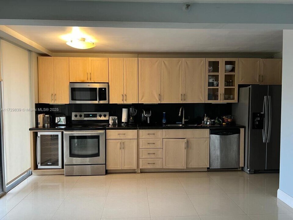 900 NE 195th St in Miami, FL - Building Photo