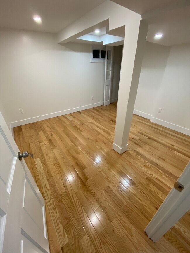 194 Roxbury Rd in Garden City, NY - Foto de edificio - Building Photo