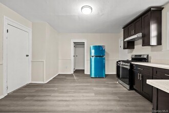 11 Lafayette Pl in Yonkers, NY - Foto de edificio - Building Photo