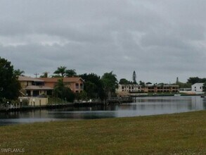 3810 SE 12th Ave in Cape Coral, FL - Foto de edificio - Building Photo
