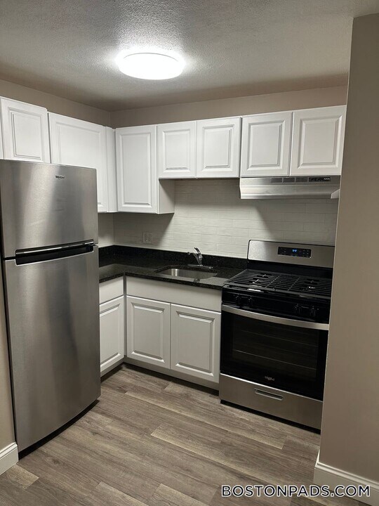 6 Henry Terrace in Worcester, MA - Building Photo
