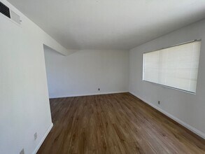 4940 Larkspur St in Las Vegas, NV - Foto de edificio - Building Photo