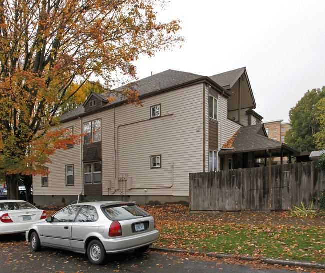 932 SE 12th Ave in Portland, OR - Building Photo - Building Photo