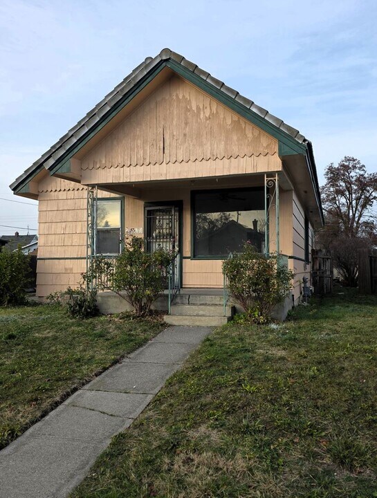 2417 E Sanson Ave in Spokane, WA - Building Photo