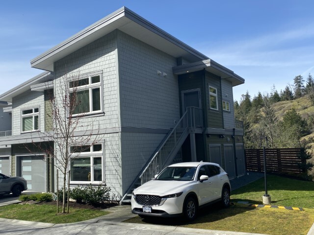 5594 Linley Valley Dr in Nanaimo, BC - Building Photo