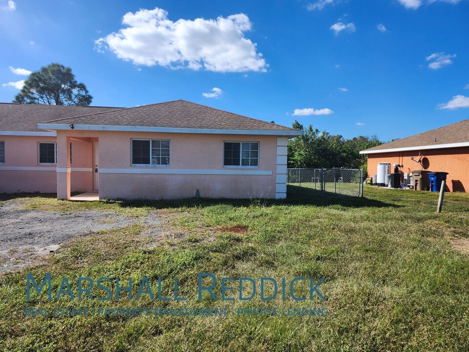 712-714 Jack Ave S in Lehigh Acres, FL - Foto de edificio