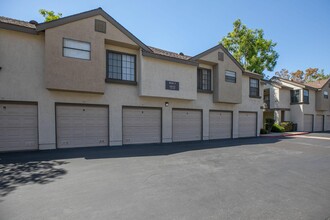 Oak Tree Court Apartment Homes in Placentia, CA - Foto de edificio - Building Photo