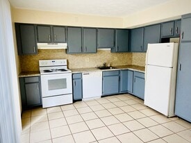 4130-4136 Canterbury Dr in Erie, PA - Building Photo