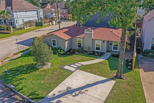 2401 McClendon St in Houston, TX - Building Photo - Building Photo