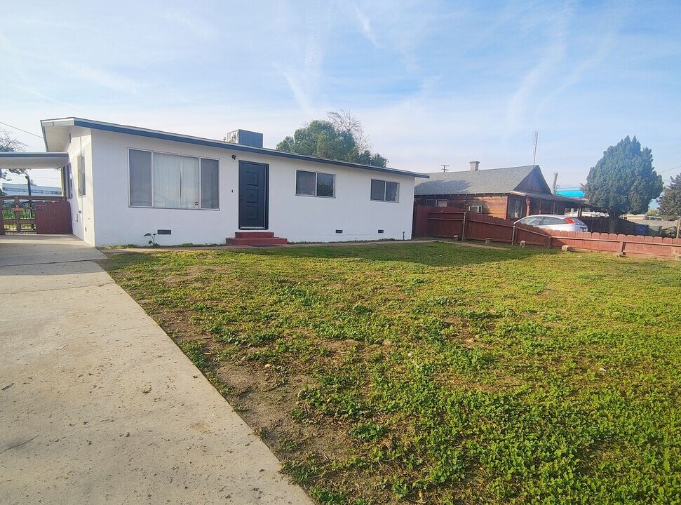 11058 Jones St in Hanford, CA - Building Photo