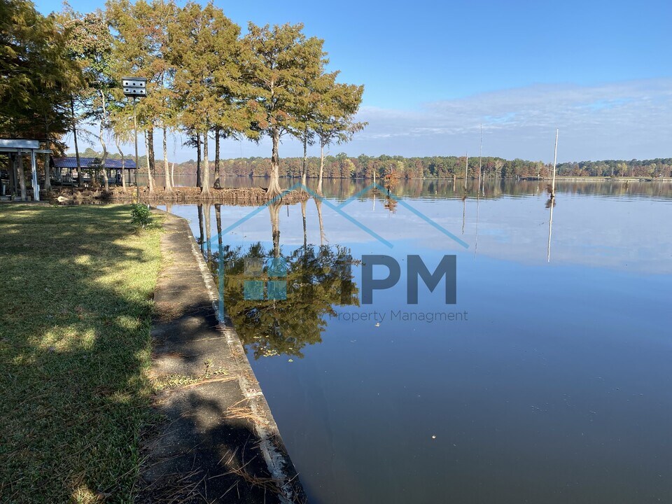 937 Scotts Hideaway Rd in Farmerville, LA - Building Photo