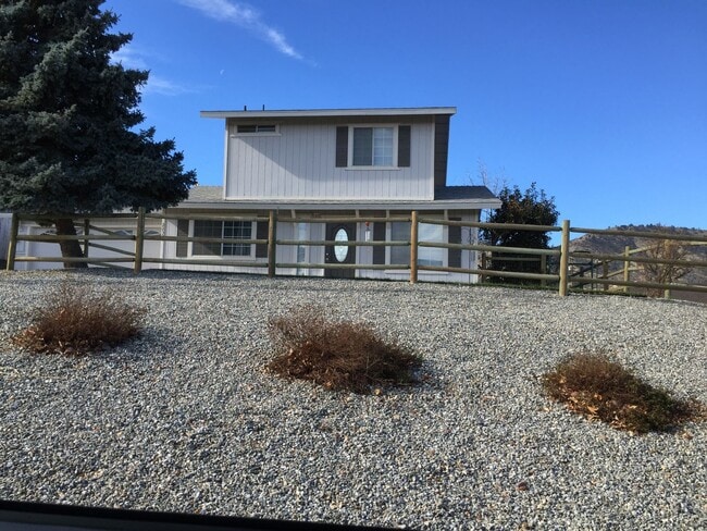 22321 McCarthy Dr in Tehachapi, CA - Building Photo - Building Photo