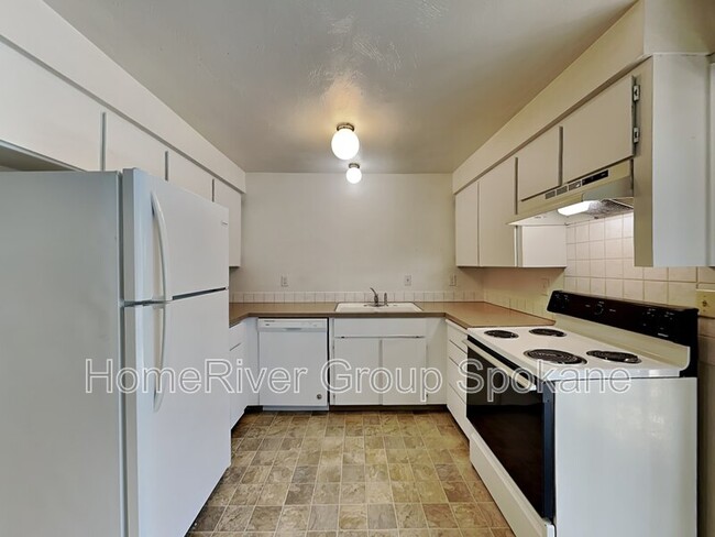 property at 823 E 9th Ave