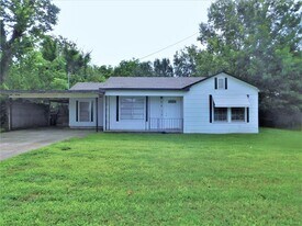 2412 N Carroll Blvd in Denton, TX - Building Photo