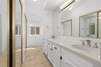 559 4th St in Encinitas, CA - Building Photo - Building Photo