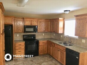 1613 NW Hilltop Ln in Grain Valley, MO - Foto de edificio - Building Photo