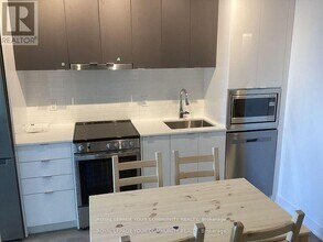 30 Upper Mall Wy in Vaughan, ON - Building Photo - Building Photo