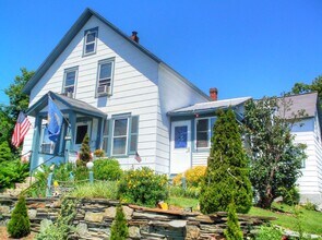 9 Clark St, Unit 1 in Lebanon, NH - Foto de edificio - Building Photo