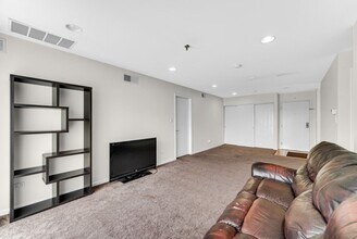 3255 Kirchoff Rd, Unit 312 in Rolling Meadows, IL - Foto de edificio - Building Photo