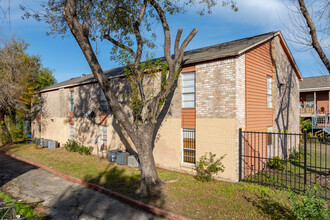 Hamilton Court in Houston, TX - Building Photo - Building Photo