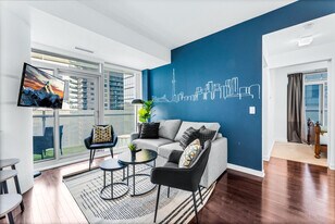 16 York St in Toronto, ON - Building Photo