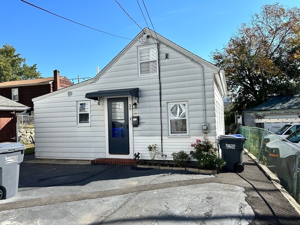 39 School St in Milford, MA - Building Photo