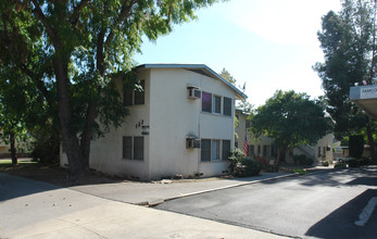 Myrtle Apartments in Monrovia, CA - Foto de edificio - Building Photo