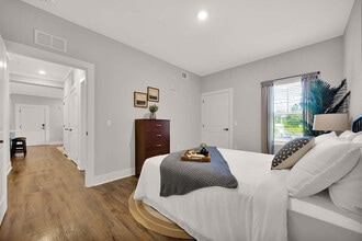 Pointe Grand Lakeland in Lakeland, FL - Building Photo - Building Photo