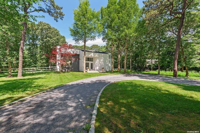 14 Elishas Path in East Hampton, NY - Building Photo - Building Photo