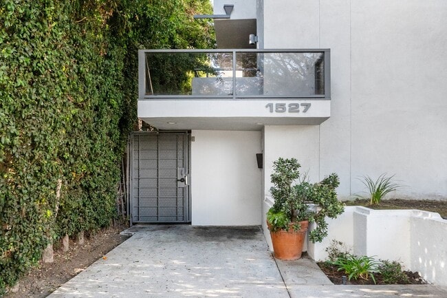 1527 Veteran Ave in Los Angeles, CA - Foto de edificio - Building Photo