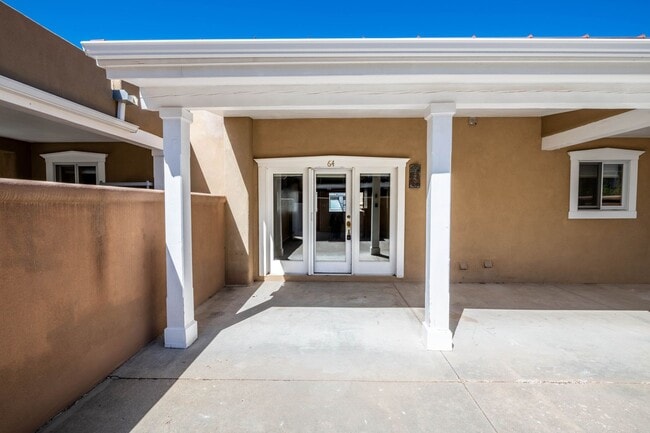 663 Bishops Lodge Rd in Santa Fe, NM - Foto de edificio - Building Photo