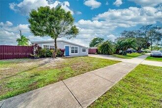 5900 N Farragut Dr in Hollywood, FL - Building Photo - Building Photo