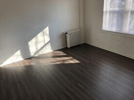 7327 N Rogers Ave in Chicago, IL - Building Photo