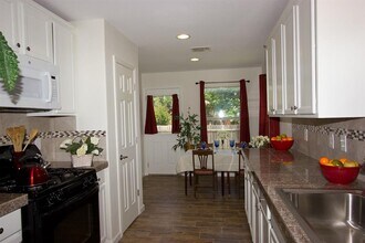 7304 S Glenn St in Austin, TX - Building Photo - Building Photo