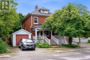 36 Arnold Crescent in Richmond Hill, ON - Building Photo