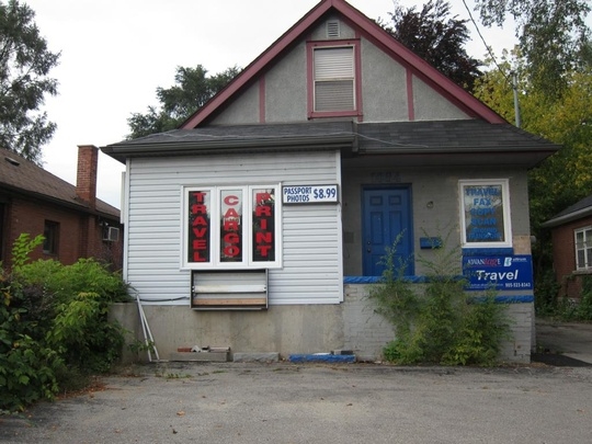 1084 Main St W in Hamilton, ON - Building Photo