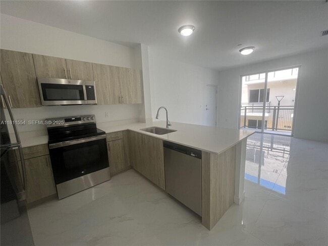 1010 SW 69th Ave in Miami, FL - Building Photo - Building Photo