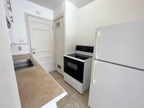 7-11 S Cleveland St in Hutchinson, KS - Building Photo - Building Photo