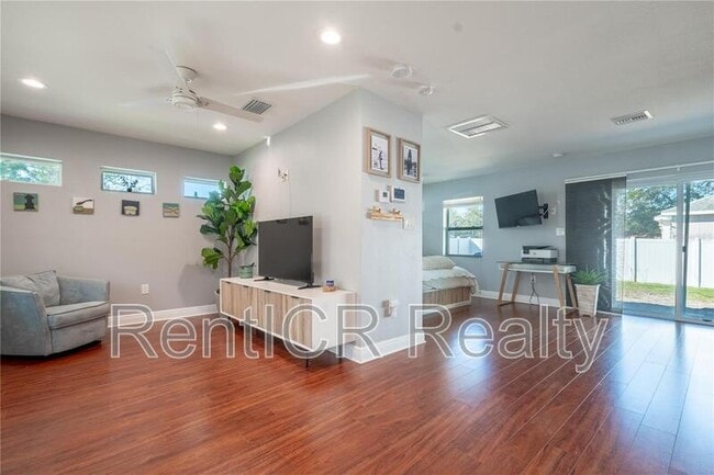 5704 43rd Street N in St. Petersburg, FL - Foto de edificio - Building Photo