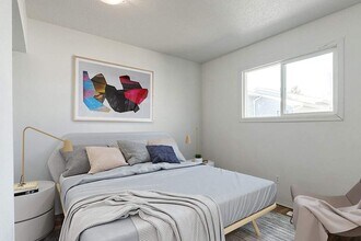 Queen's Way Court in Brooks, AB - Building Photo - Building Photo